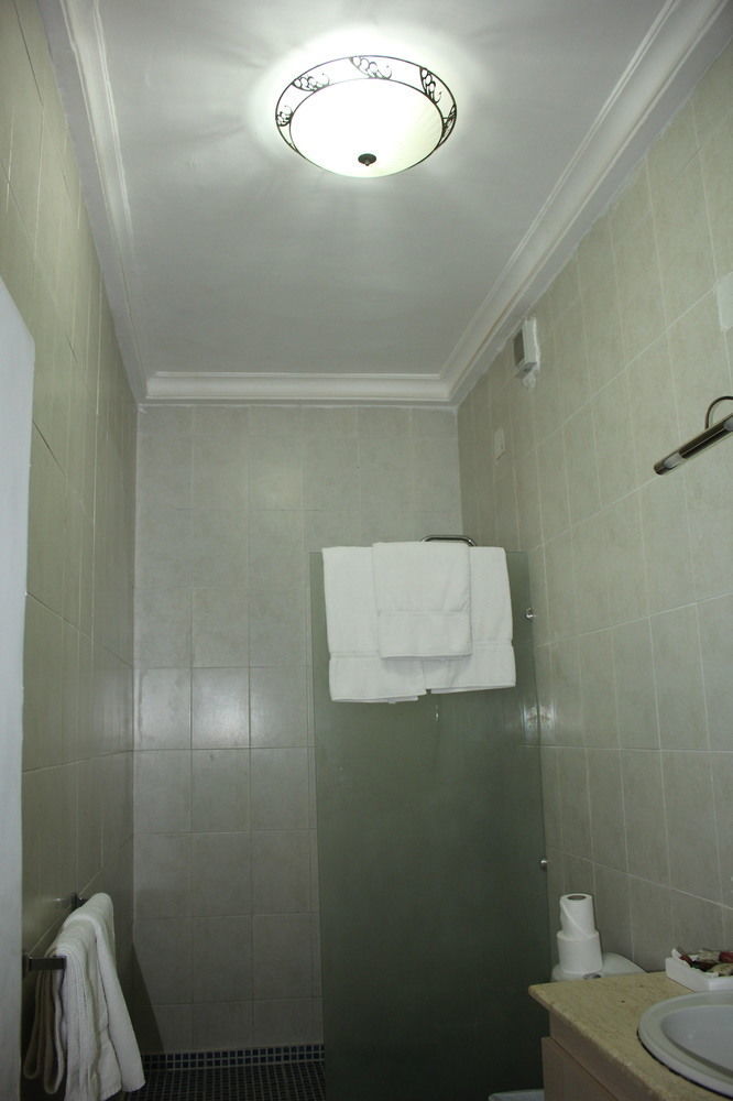 Palm Spring Resort Monrovia Buitenkant foto