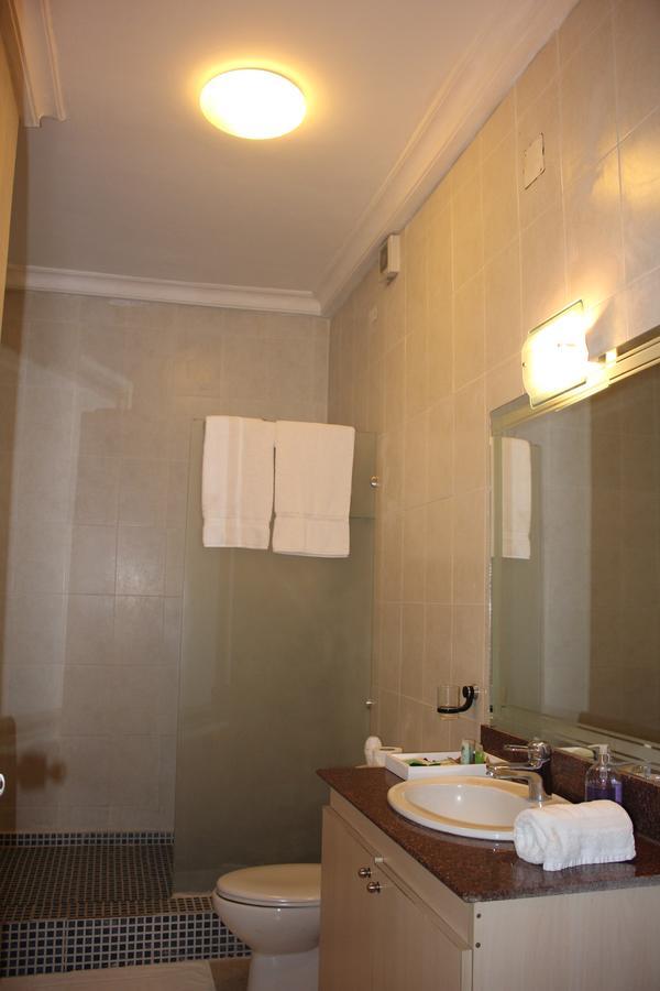 Palm Spring Resort Monrovia Buitenkant foto