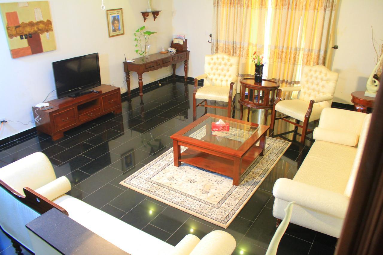 Palm Spring Resort Monrovia Buitenkant foto