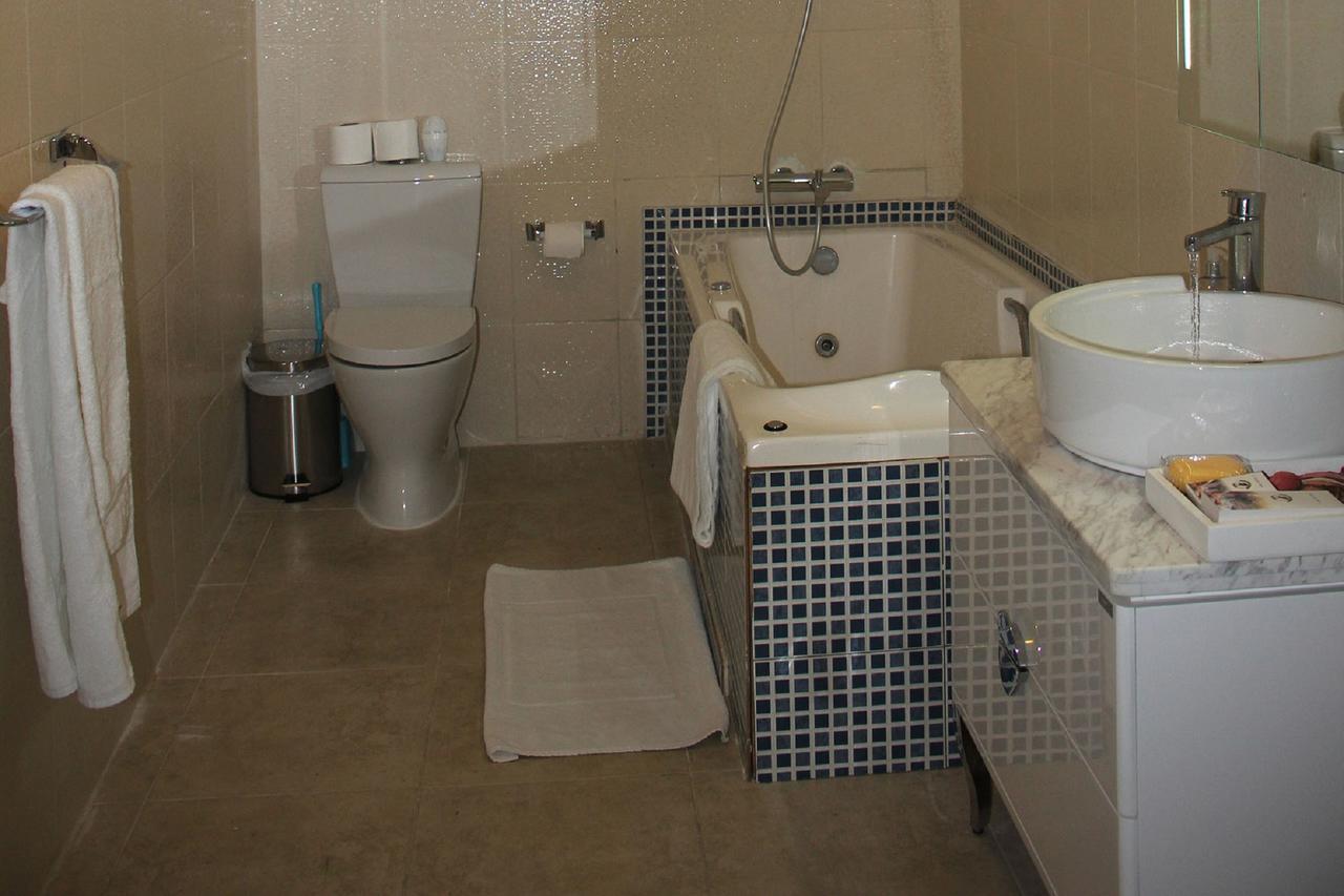 Palm Spring Resort Monrovia Buitenkant foto
