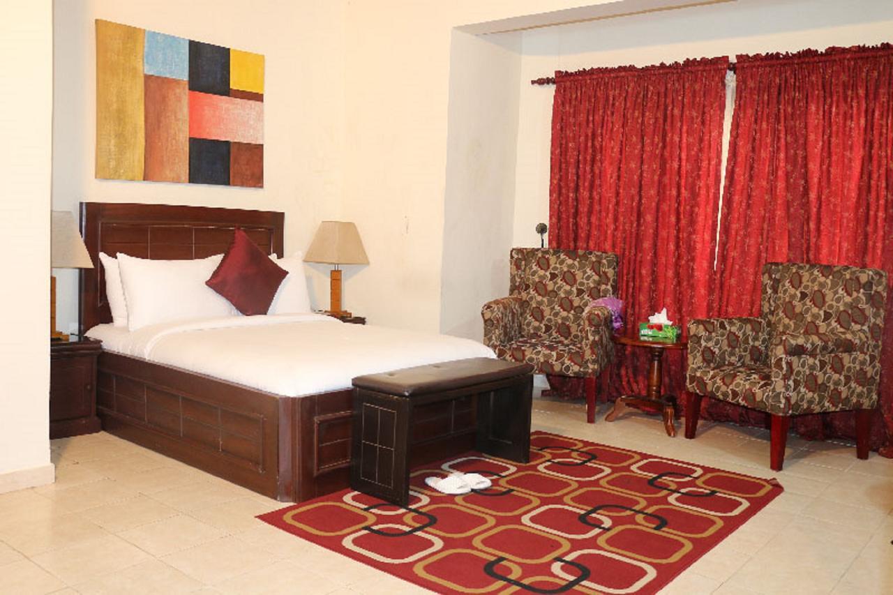 Palm Spring Resort Monrovia Buitenkant foto