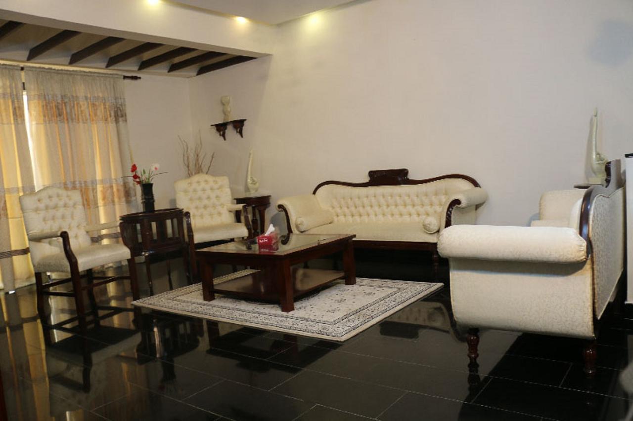 Palm Spring Resort Monrovia Buitenkant foto